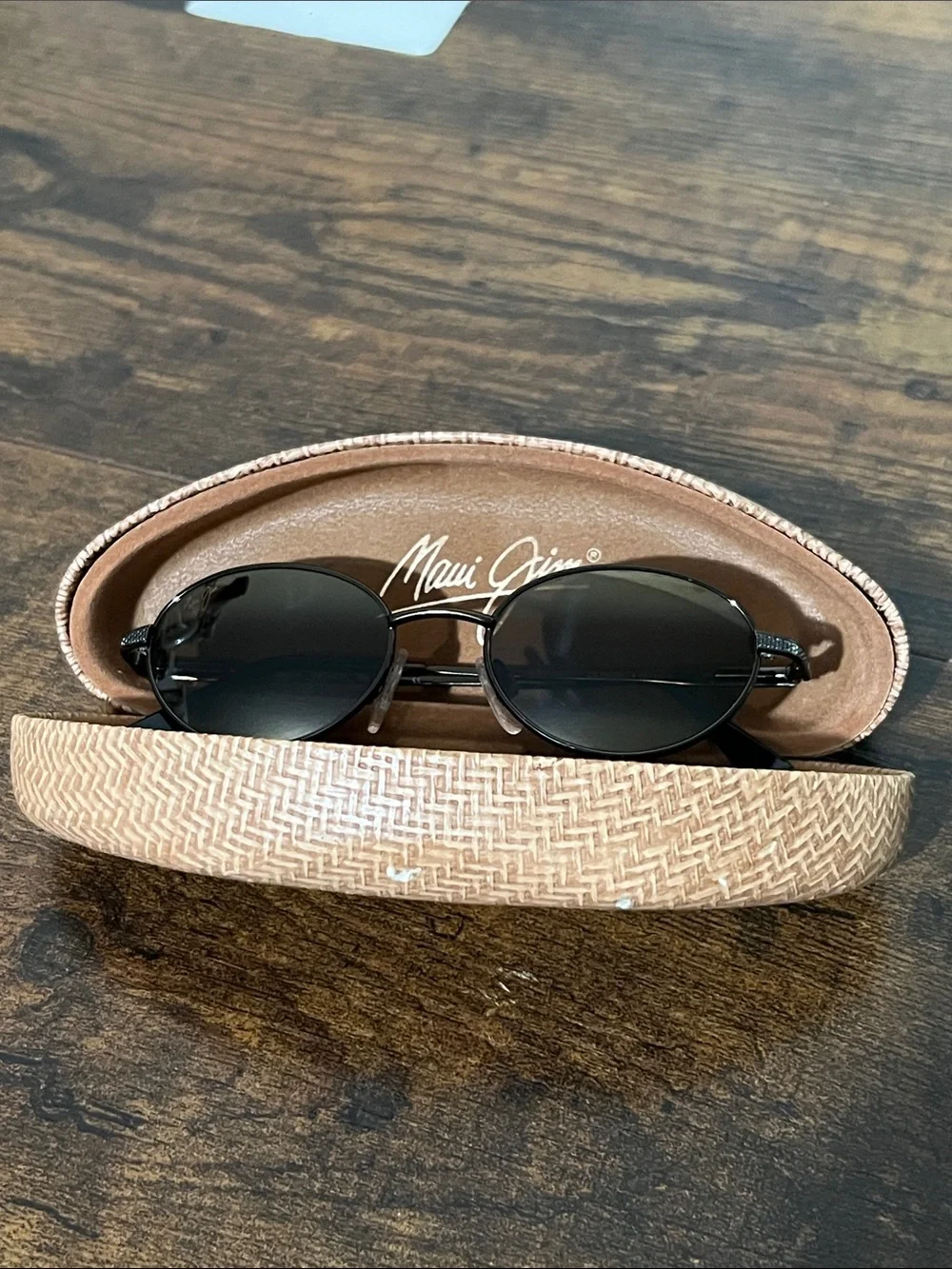 Maui Jim Black Oval Polarized Sunglasses with Tan Case MJ 146-19